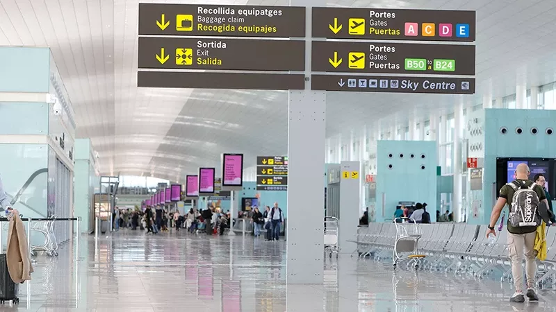 Interior del aeropuerto Barcelona-El Prat. Foto: Aena