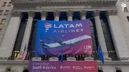 Fachada de la Bolsa de Nueva York con la imagen de LATAM Airlines Group en el da 22 de octubre, cuando la compaa volvi a cotizar all. Foto: LATAM