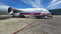 Avin cisterna con de 65.000 litros de combustible aeronutico de capacidad da combustible a un avin en el Aeropuerto de Ezeiza en Argentina