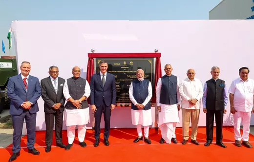 El primer ministro indio Narendra Modi (5 por la izquierda) y el presidente del Gobierno de Espaa, Pedro Snchez (4 por la izq.), el presidente de Tata Sons, N. Chandrasekaran (3 por la izq.), el consejero delegado de Airbus Defence and Space, Michael Schoellhorn (1 por la izq.), junto a la nueva planta de ensamblaje final de aviones C295 de Airbus y Tata en India. Foto: Airbus.