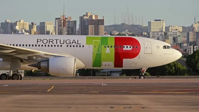 Avin de TAP Air Portugal en pista de un aeropuerto. 