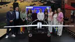 Foto de grupo ante el Dron C-3 fruto de la colaboracin entre Suecia, Colombia, el gigante tecnolgico Saab, la Universidad EAFIT de Colombia y el Instituto Real de Tecnologa KTH de Suecia, durante la COP16 . Foto: Saab