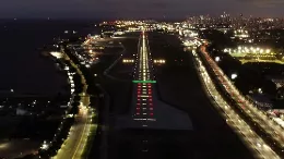 Visin de la pista del Aeroparque Jorge Newbery en horario nocturno.