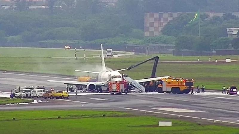 Imgenes del Boeing 737-400 que sufri un incendio a su aterrizaje en Guarulhos.