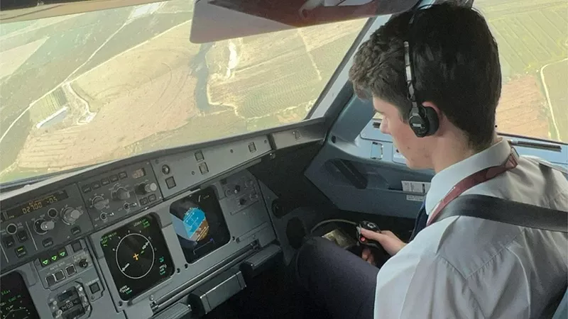 El alumno Pedro Escartn Bosch, premiado por su anlisis sobre aproximacin area por satlite en el aeropuerto de Santiago. 