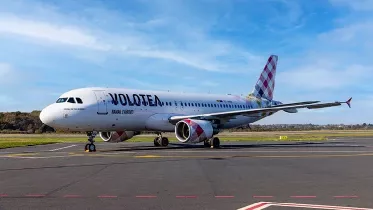 Avin de la aerolnea Volotea en pista.