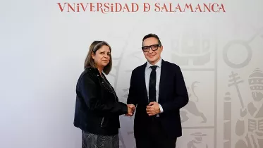 Elena Borrego, presidenta de Adventia y Juan Manuel Corchado, rector de la Universidad Salamanca tras la firma del acuerdo. 