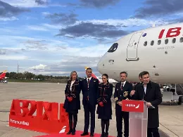 El presidente de Iberia Marco Sansavini, junto a la tripulacin del Avin A321XLR antes de que este comenzara su primer vuelo de largo radio con la aerolnea de lanzamiento Iberia.