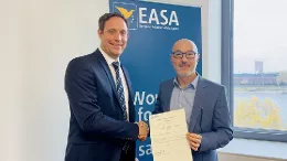 Philipp Heinbockel, gerente responsable de EASA ATO (izquierda) y Francesco Gaetani  jefe del departamento de Tripulacin Area y Mdico de EASA, tras la obtencin de la certificacin EASA como Organizacin de Formacin Aprobada (ATO).