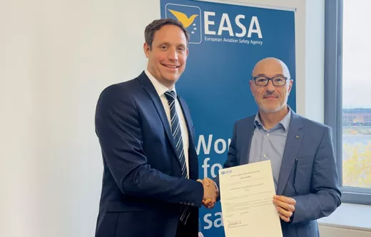 Philipp Heinbockel, gerente responsable de EASA ATO (izquierda) y Francesco Gaetani  jefe del departamento de Tripulacin Area y Mdico de EASA, tras la obtencin de la certificacin EASA como Organizacin de Formacin Aprobada (ATO).