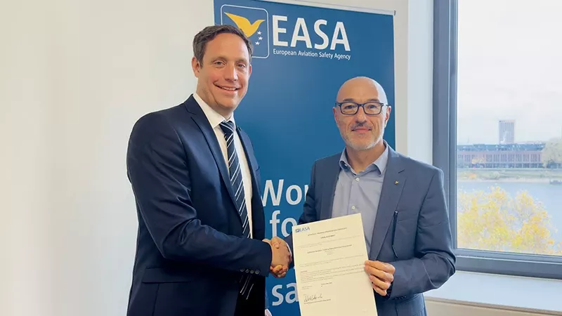 Philipp Heinbockel, gerente responsable de EASA ATO (izquierda) y Francesco Gaetani  jefe del departamento de Tripulacin Area y Mdico de EASA, tras la obtencin de la certificacin EASA como Organizacin de Formacin Aprobada (ATO).