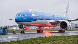 Boeing 777-300 de KLM en la pista de un aeropuerto.