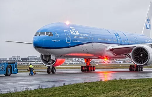 Boeing 777-300 de KLM en la pista de un aeropuerto.