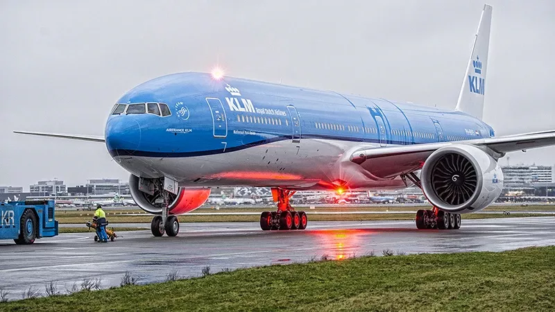 Boeing 777-300 de KLM en la pista de un aeropuerto.