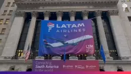 Fachada de la Bolsa de Nueva York con la imagen de LATAM Airlines Group en el da 22 de octubre, cuando la compaa volvi a cotizar all. Foto: LATAM