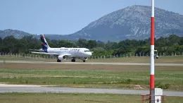 Primer vuelo de LATAM Airlines a su llegada al Aeropuerto de Punta del Este. 