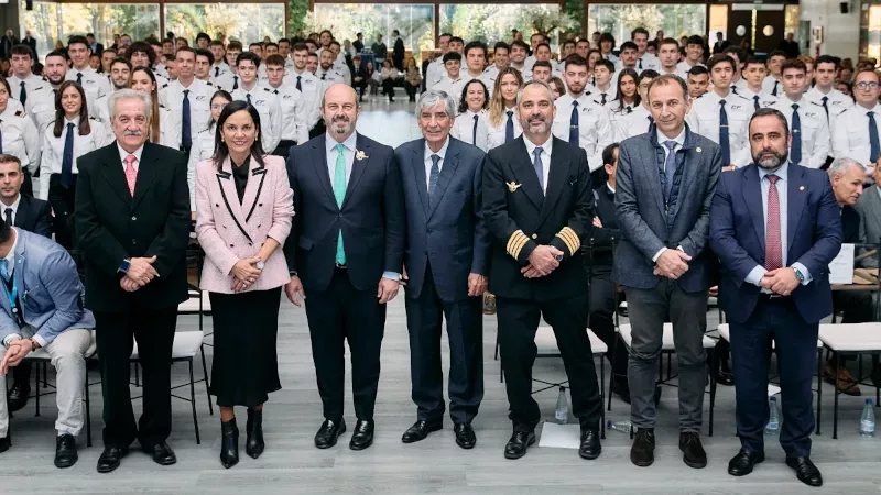 Alumnos egresados en el acto de imposicin de alas de su promocin, junto a familiares, docentes y representantes del sector. Foto: European Flyers