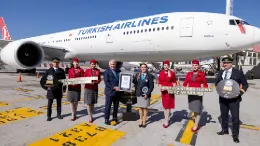 Foto de grupo tras recibir el reconocimiento del rcord Guinness como aerolnea con vuelos a ms pases en el mundo.