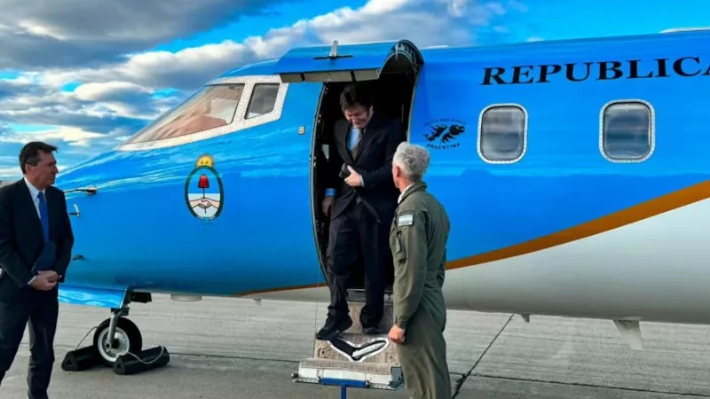 El presidente Milei empleando un Learjet 60 de la Fuerza Area Argentina, pero asignado como transporte VIP.