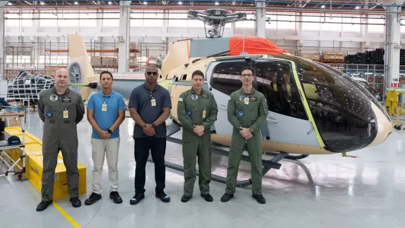 Helicptero H130 junto a autoridades durante la entrega de la aeronave.