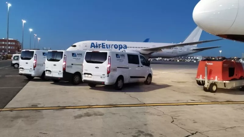 Vehculos de Aire, perteneciente a Aviaction, junto a un avin de Air Europa. Foto: Aviaction