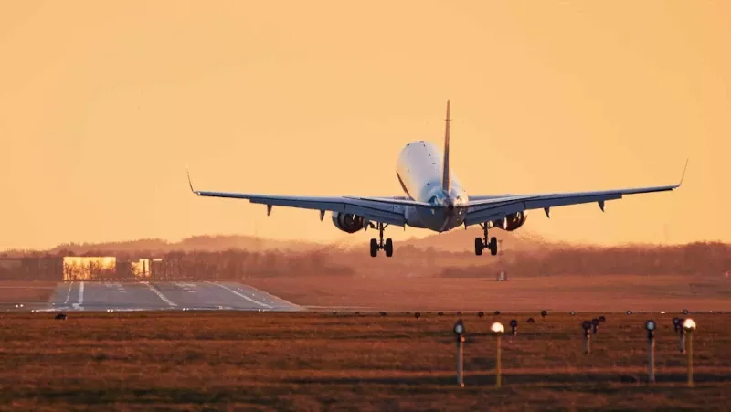 Avin aterrizando en el Aeropuerto de Ciudad Real.