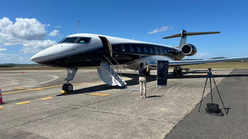 Demostrador del avin a reaccin ejecutivo Gulfstream G700 en pista.