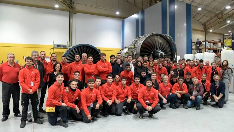 Foto de grupo de los nuevos alumnos de Formacin Profesional en las instalaciones de Iberia Mantenimiento. Foto: Iberia