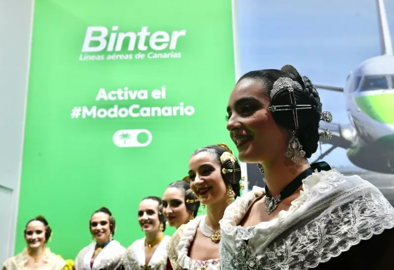 El estand de Binter recibi la visita de la fallera mayor de Valencia, su corte de honor, tras el anuncio de la ruta Canarias-Valencia para el prximo 30 de marzo. Foto: Binter