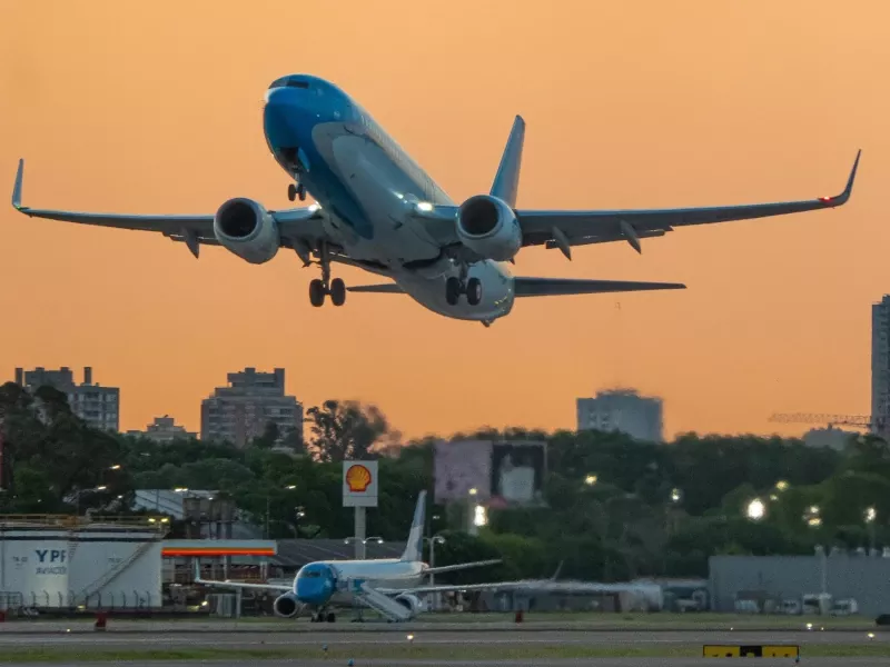 Un avin despegando de un aeropuerto argentino.