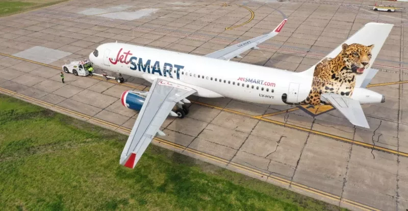 Airbus A320 de 2018 de la aerolnea JetSMART en pista. Foto: JetSMART