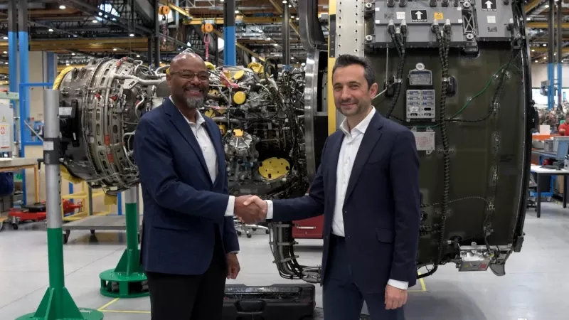 Enrique Robledo (derecha), director de lIberia Manteniento junto a Rob Griffiths, vicepresidente snior de operaciones de motores comerciales de Pratt & Whitney en su visita a las instalaciones de Iberia Mantenimiento. Foto: Iberia Mantenimiento