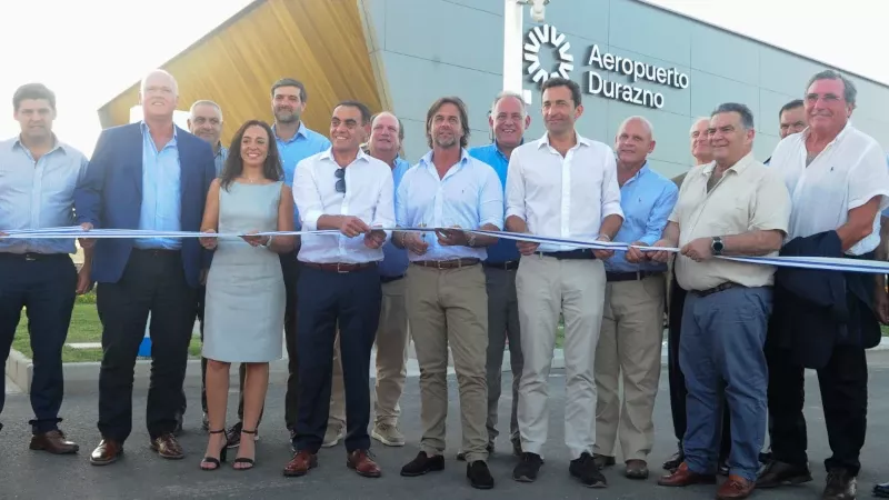 Foto de la inauguracin en Uruguay del nuevo Aeropuerto Internacional de Durazno.