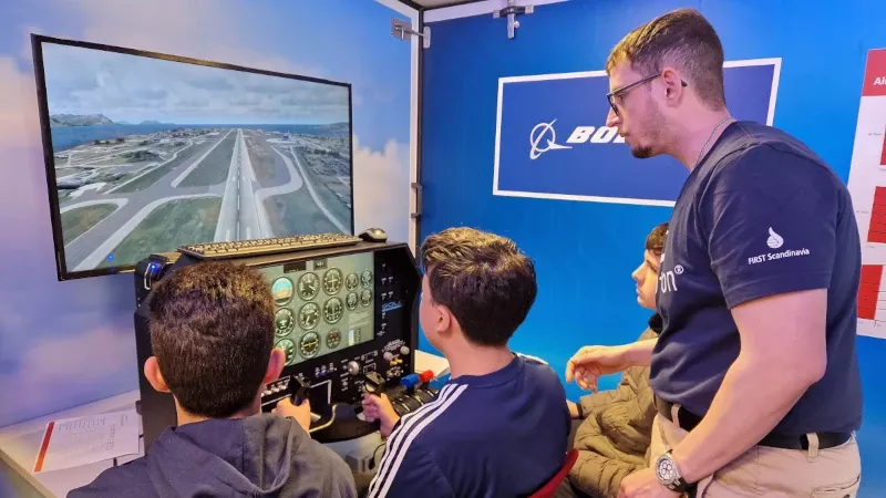 Alumnos en el Aula Newton Cartuja utilizando un simulador de vuelo. Foto: Boeing