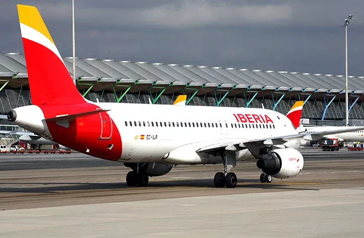 Un Airbus A320 de Iberia rodando por el aeropuerto de Madrid - Barajas. (Iberia)